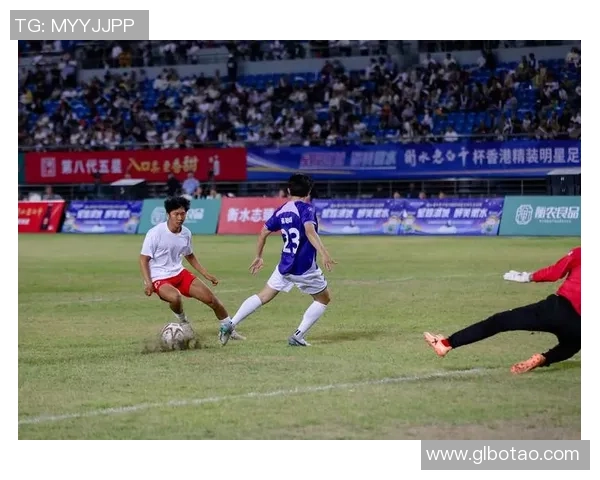 模仿足球明星咬衣服的趣味挑战引发热潮，网友纷纷参与展现创意与幽默